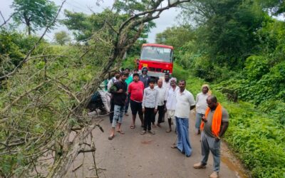 ನವಲಗುಂದ ಕುಂದಗೋಳ ಬನವಾಸಿ ರಾಜ್ಯ ಹೆದ್ದಾರಿ ಮೇಲೆ ಗಿಡ ಬಿದ್ದು ವಾಹನ ಸಂಚಾರ ಅಸ್ತವ್ಯಸ್ತ